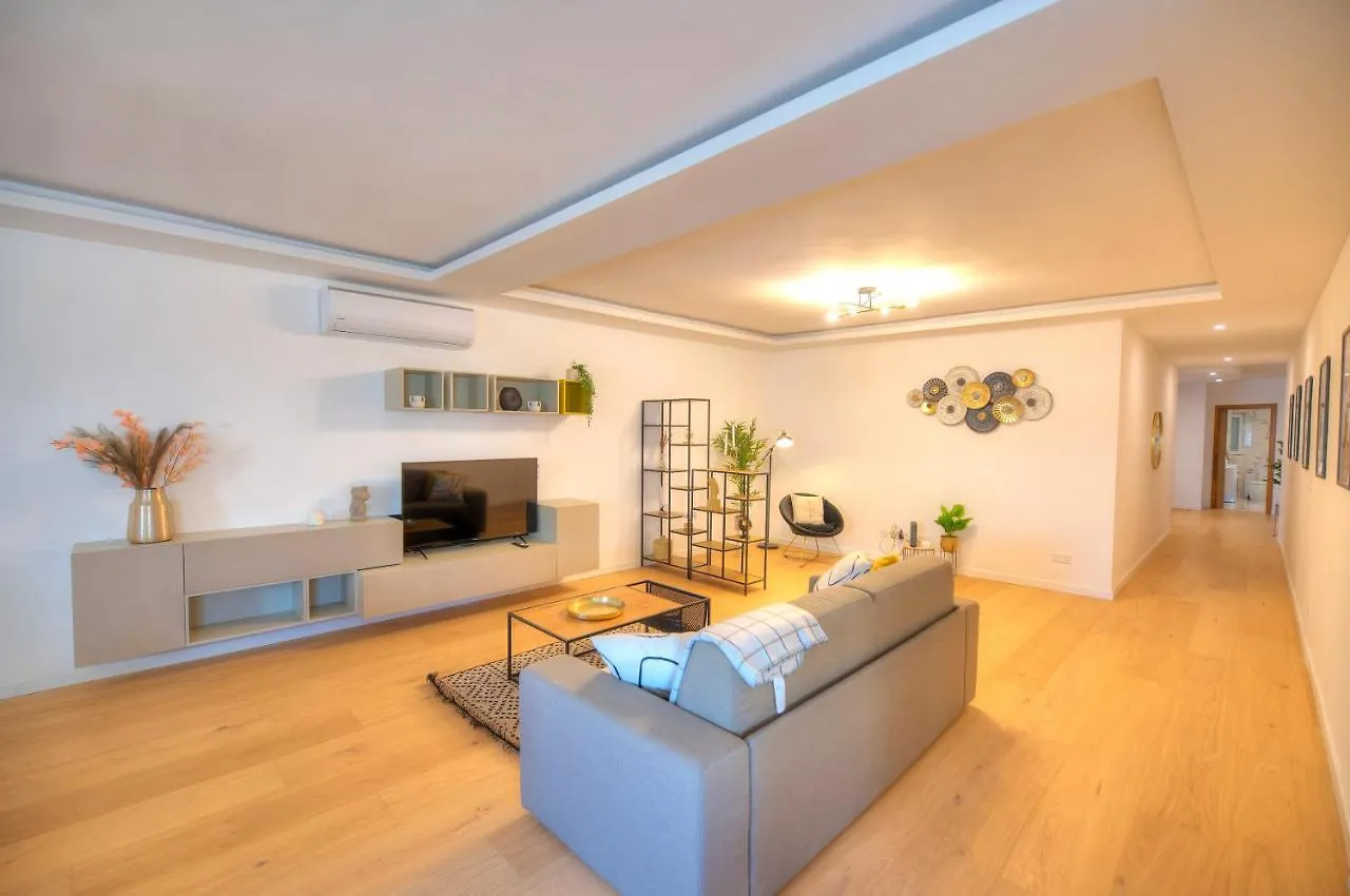 Large & Beautifully Furnished 2 Bedrooms Abon1-1 Sliema 0*,