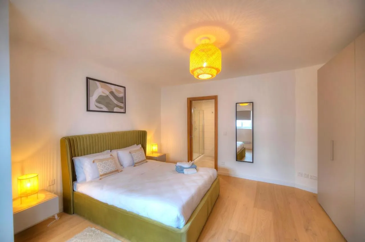 Large & Beautifully Furnished 2 Bedrooms Abon1-1 Sliema 0*,  Malta