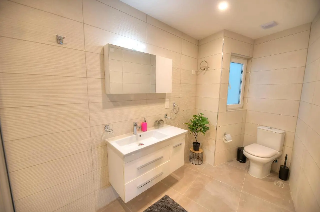 Large & Beautifully Furnished 2 Bedrooms Abon1-1 Sliema 0*,  Malta